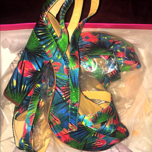 Beautiful Floral Wedge Sandals - Picture 3 of 3